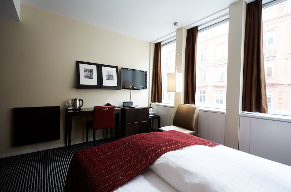 Square Hotel 7/43