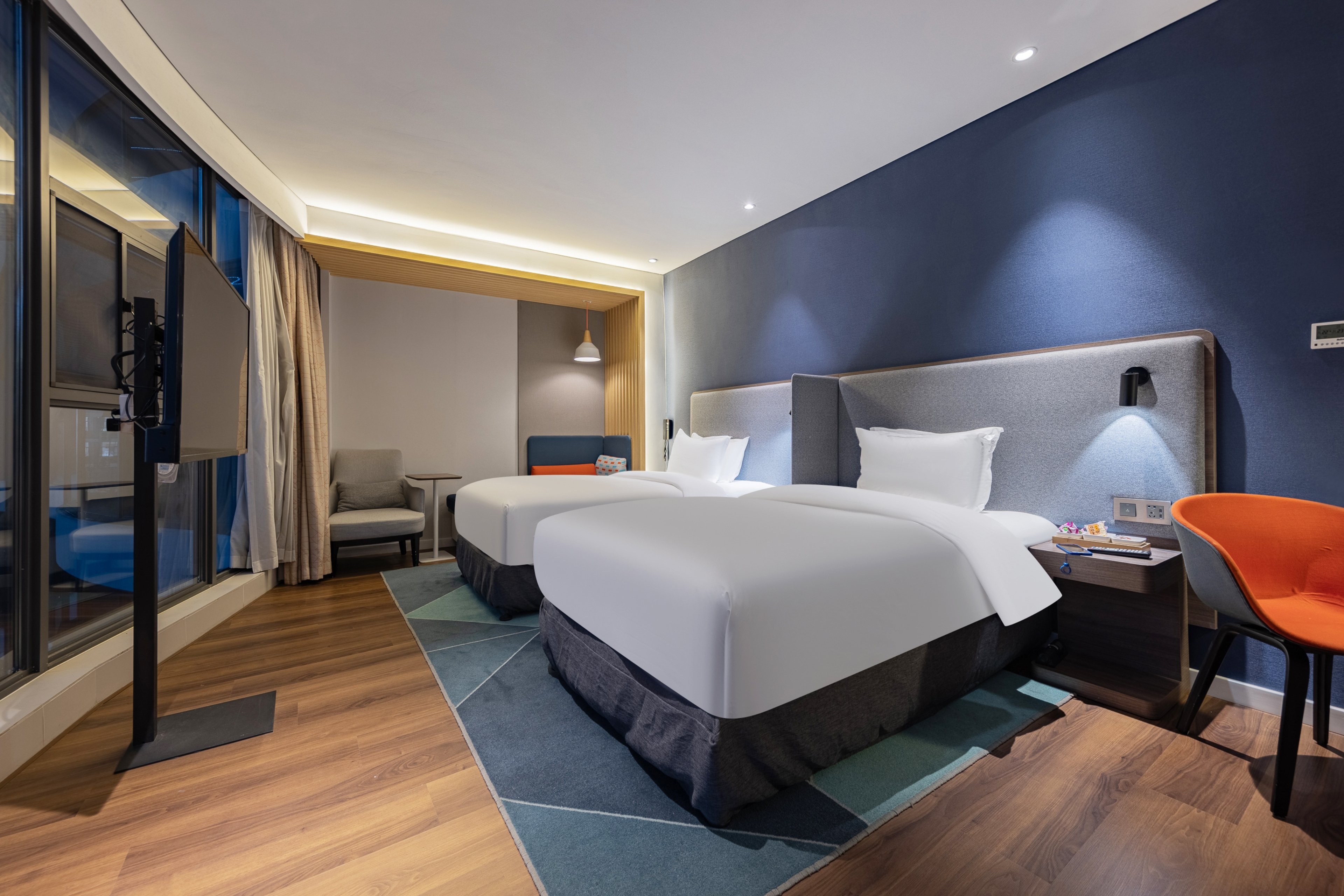 Holiday Inn Express Yichang Riverside 16/81