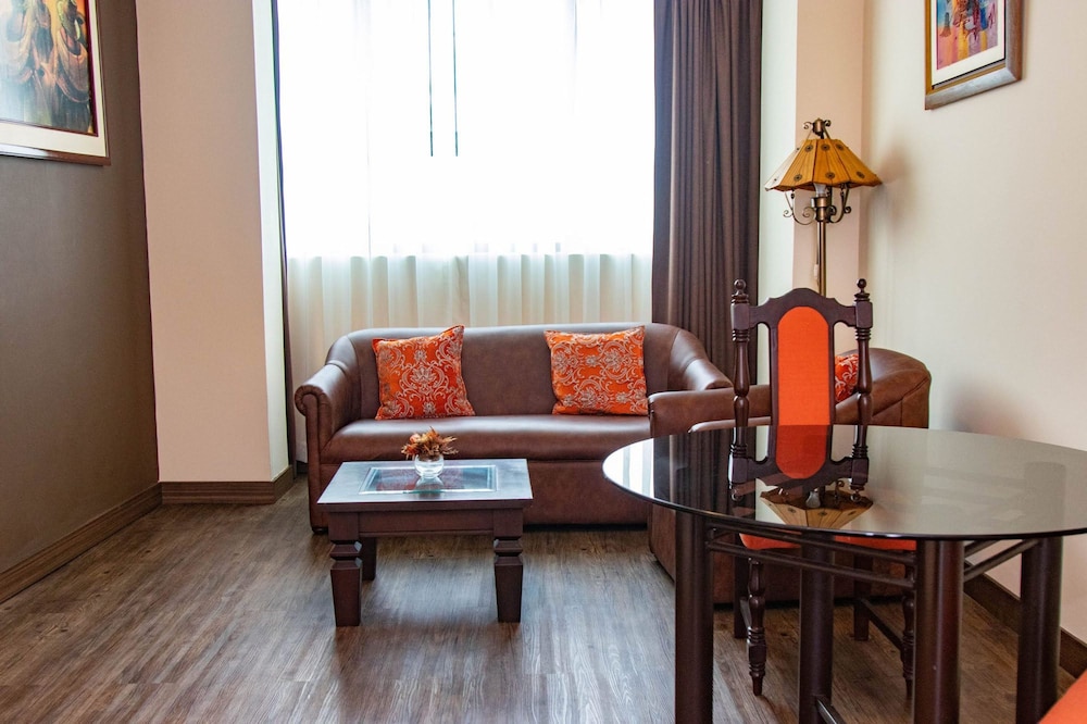 MIRAFLORES COLON HOTEL 30/31