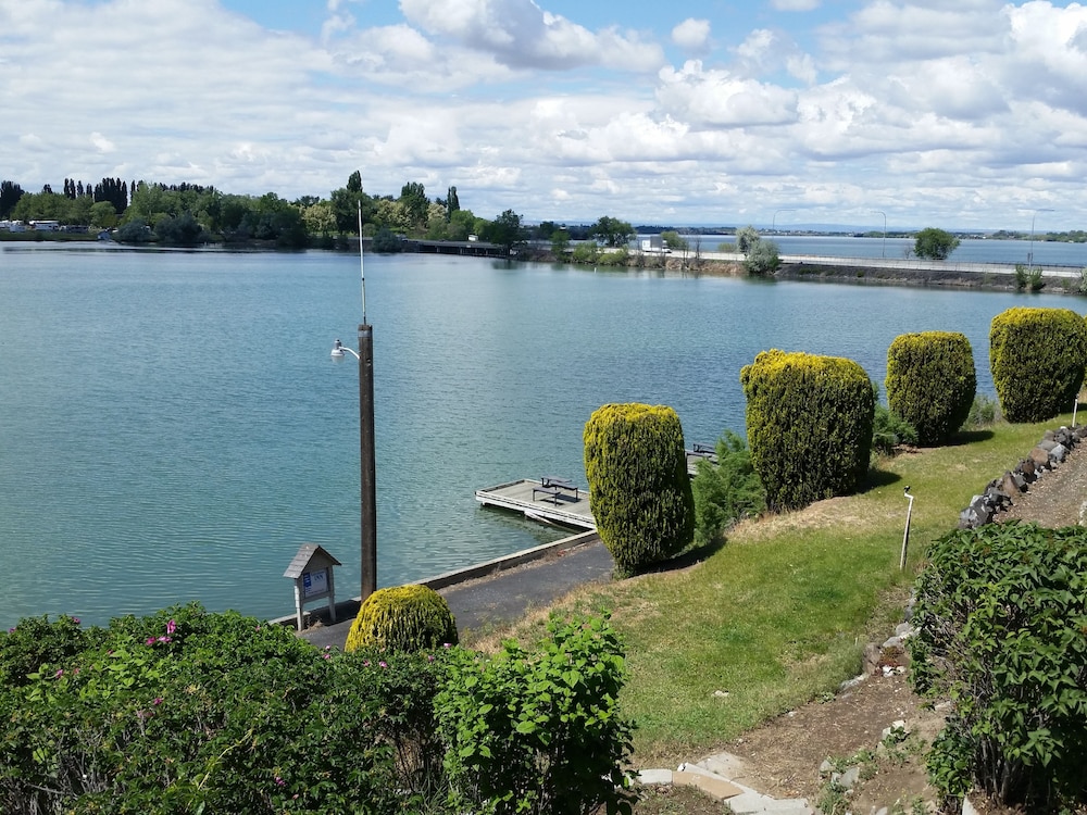 Lakeshore Inn 25/53