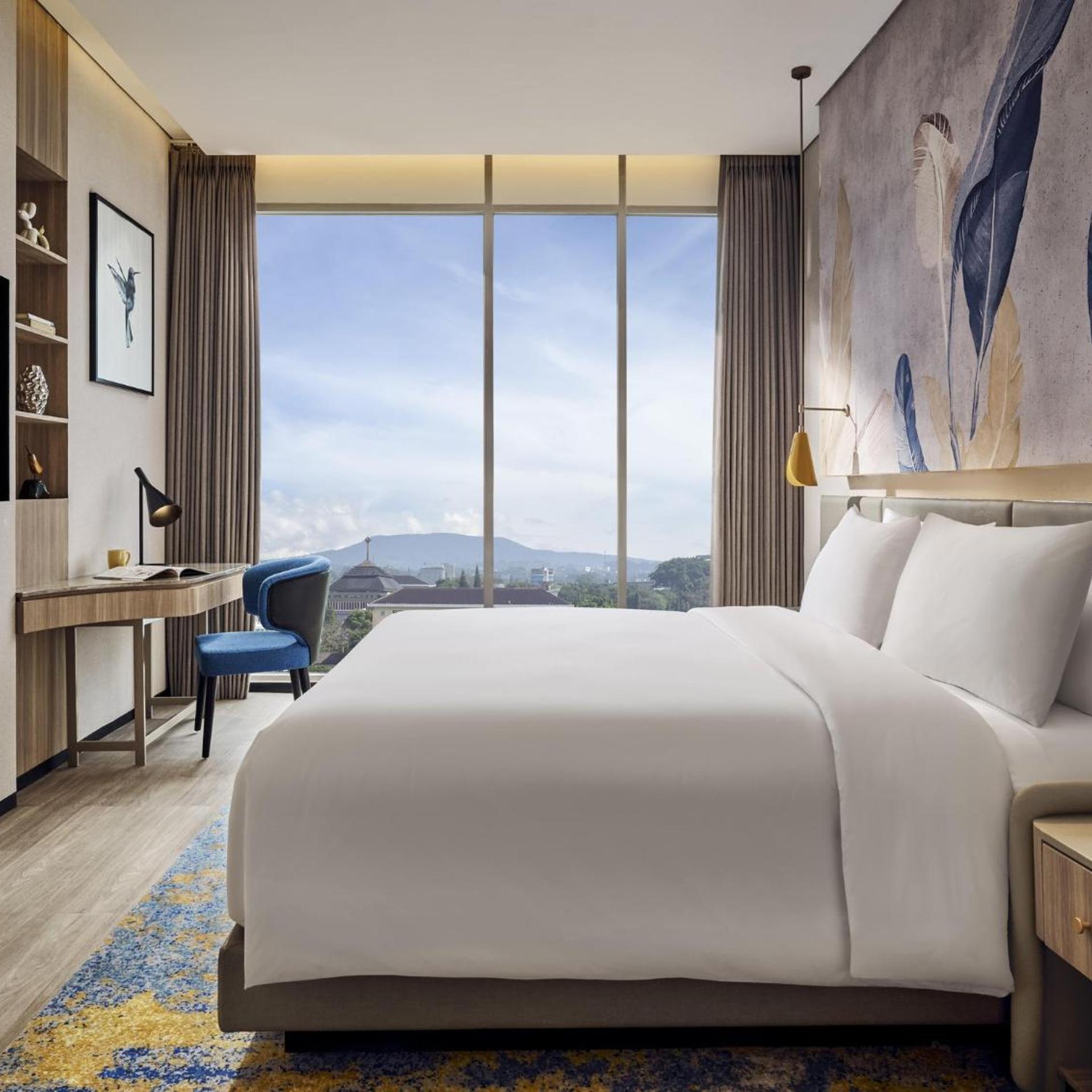1 Bedroom, Deluxe, Suite, King Bed, City View
