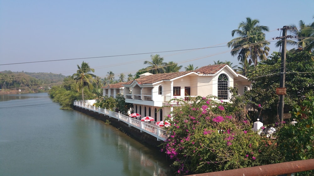 Hotel Riverside 38/44