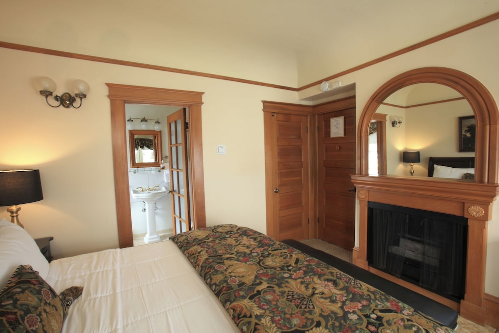 Pacific Grove Inn 33/79