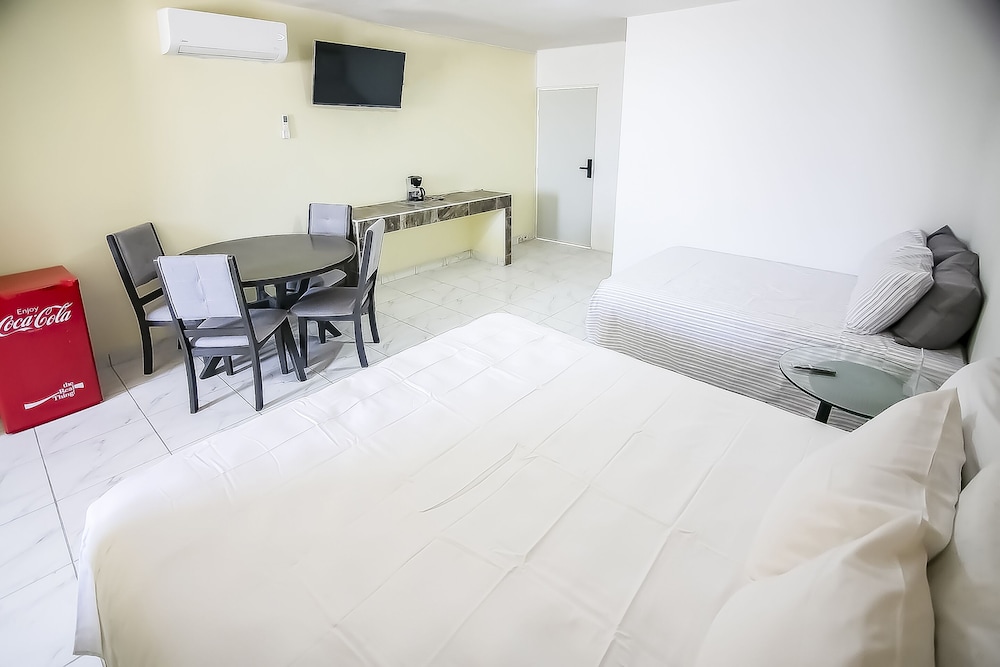 OYO Hotel Plaza Las Torres, Cabo San Lucas 23/30