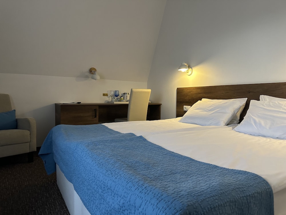 STANDARD, TWIN BEDS, CITY VIEW, PRIVATE BATHROOM