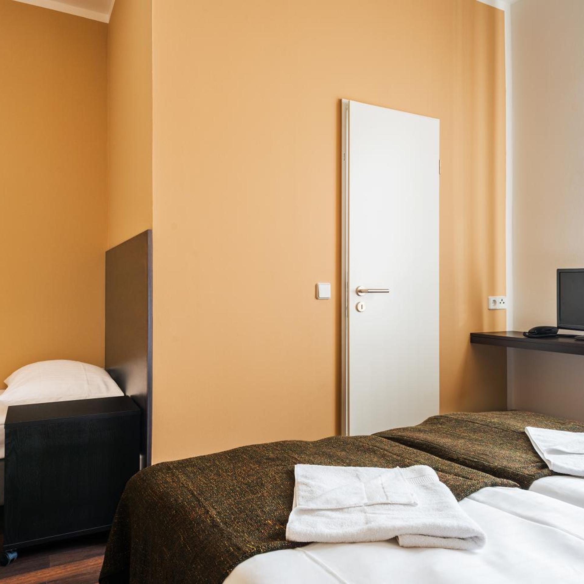 غرفة ثلاثية، Apple City Hotel 5/10