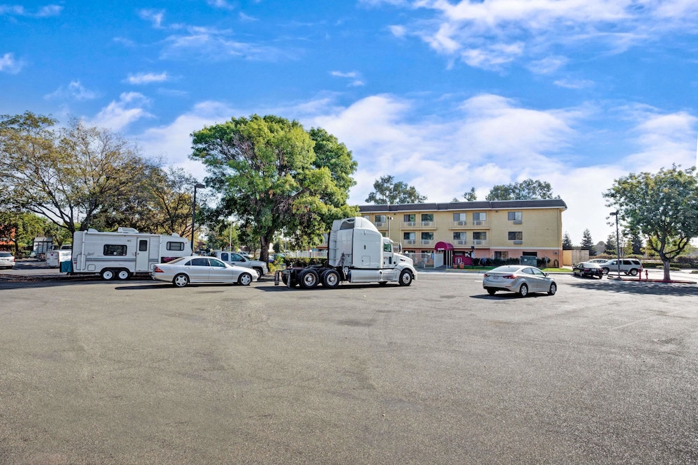 Days Inn by Wyndham Woodland 8/54