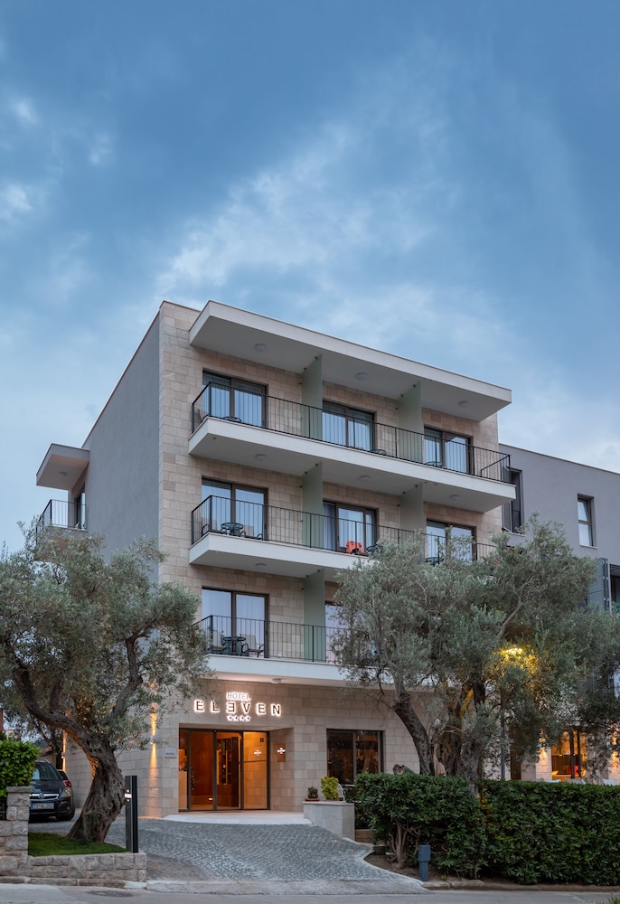 Hotel Eleven 2/72