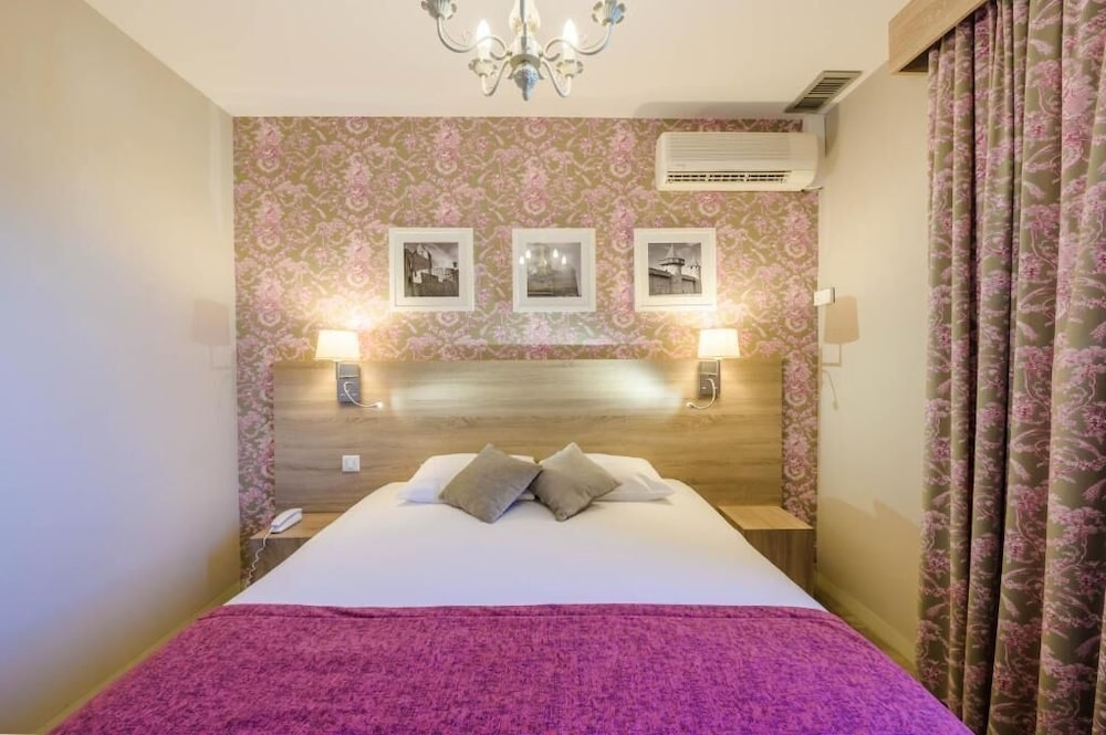 FAMILY, 1 DOUBLE AND 3 SINGLE BEDS