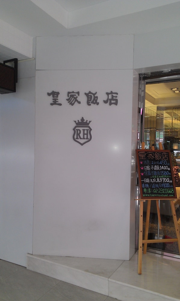 Royal Hotel 7/33