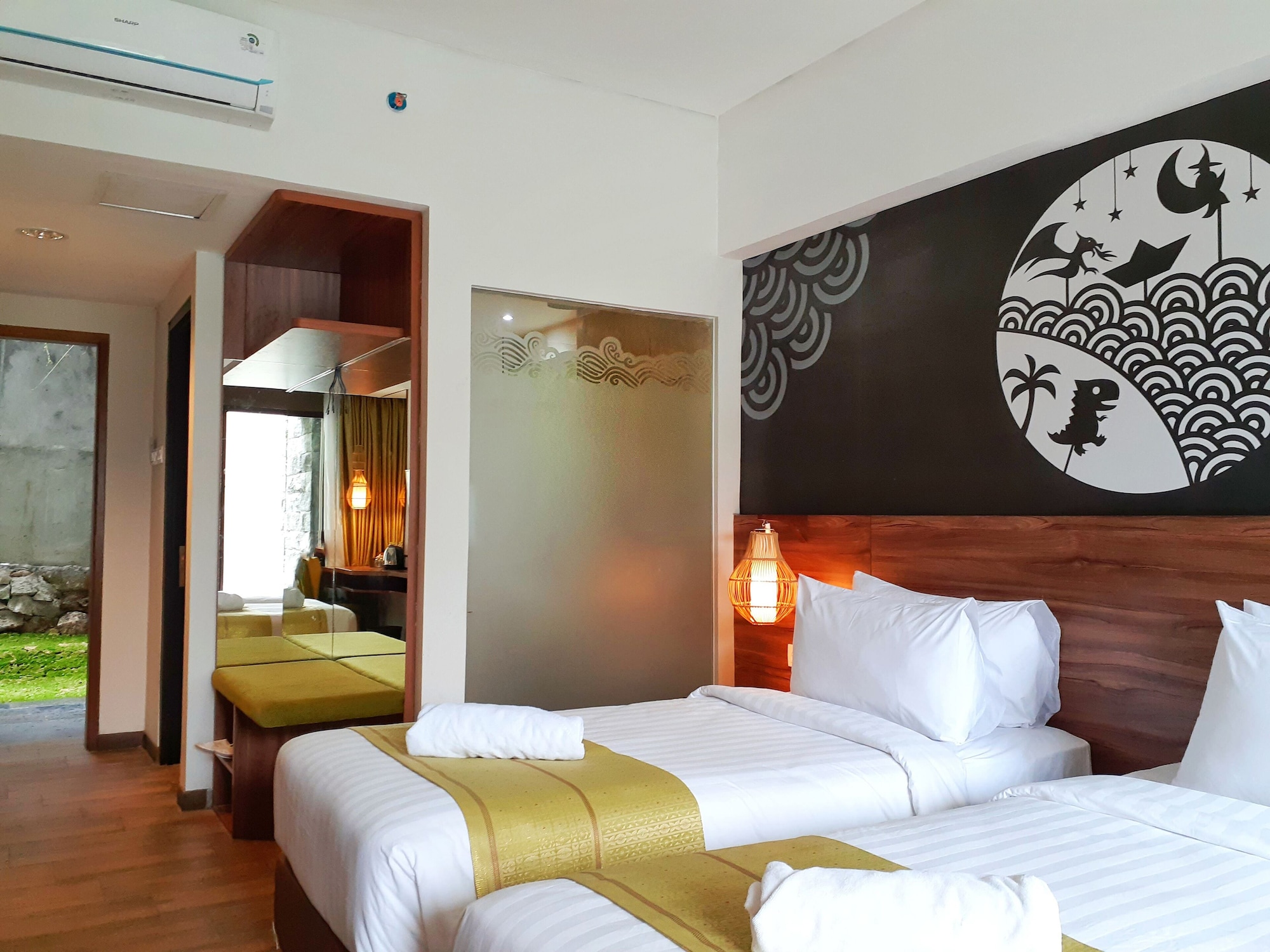 Superior, Twin Beds, Pool Access
