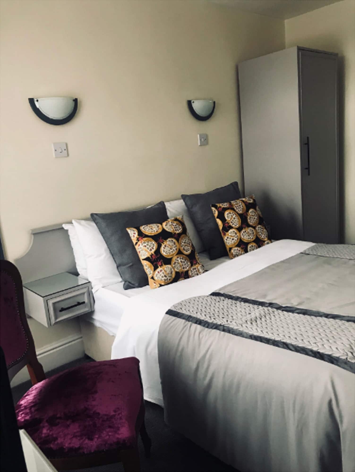 Room, Double Bed, Small