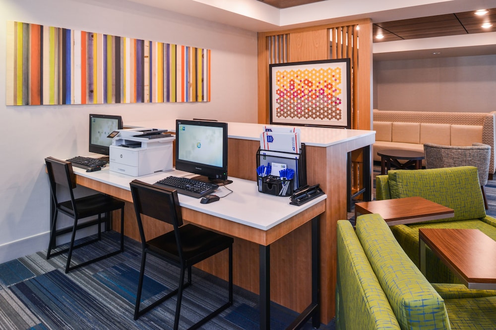 Holiday Inn Express Hotel & Suites Urbana-Champaign(U Of I Area) 66/74