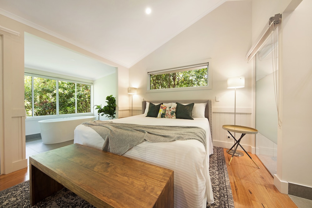 LUXURY, COTTAGE, KING BED, GARDEN VIEW