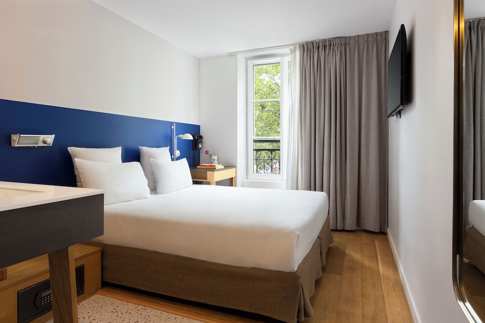 Room, Queen Bed, No Elevator, Bathtub