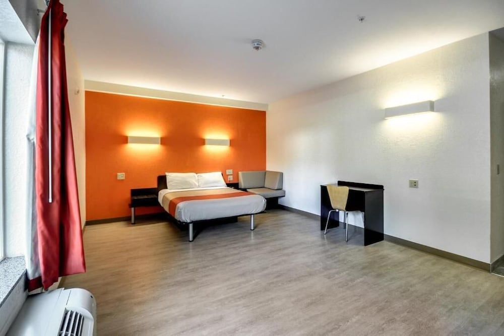Deluxe, Queen Bed, Accessible