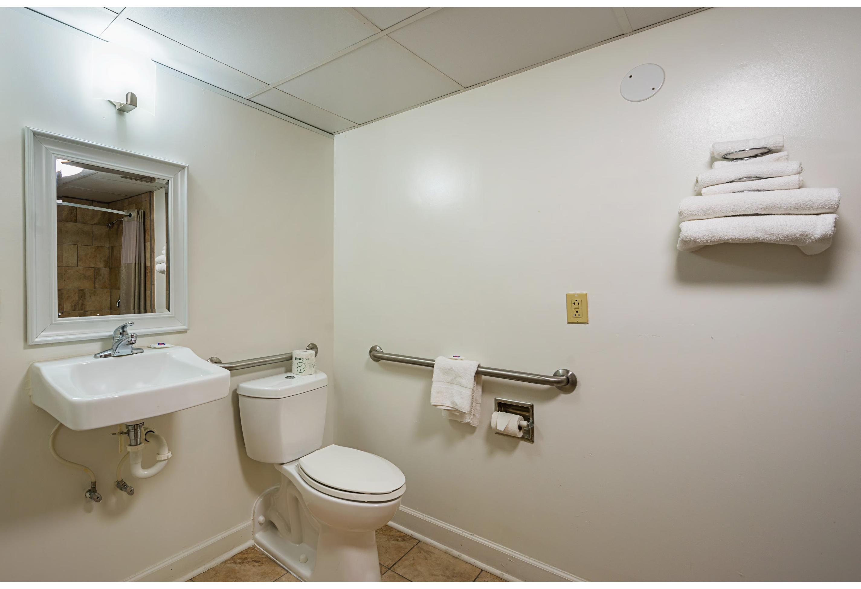 1 King Bed - Mobility Accessible Tub, Nsmk، Motel6 Perry, GA 4/4