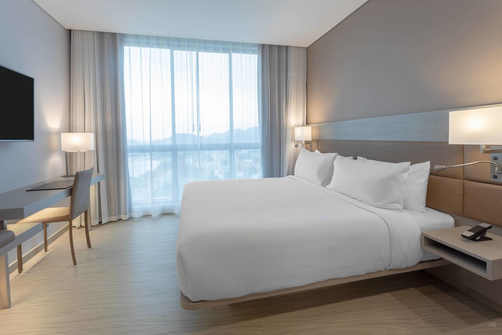 AC Hotel by Marriott Santa Marta 16/65