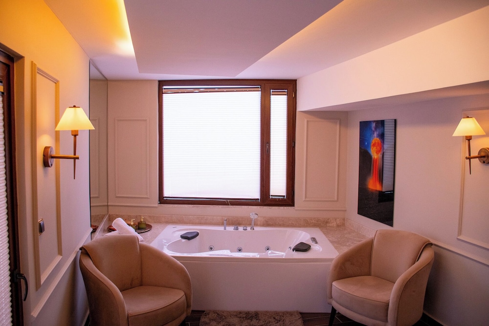Deluxe, Murphy Bed, Queen Bed