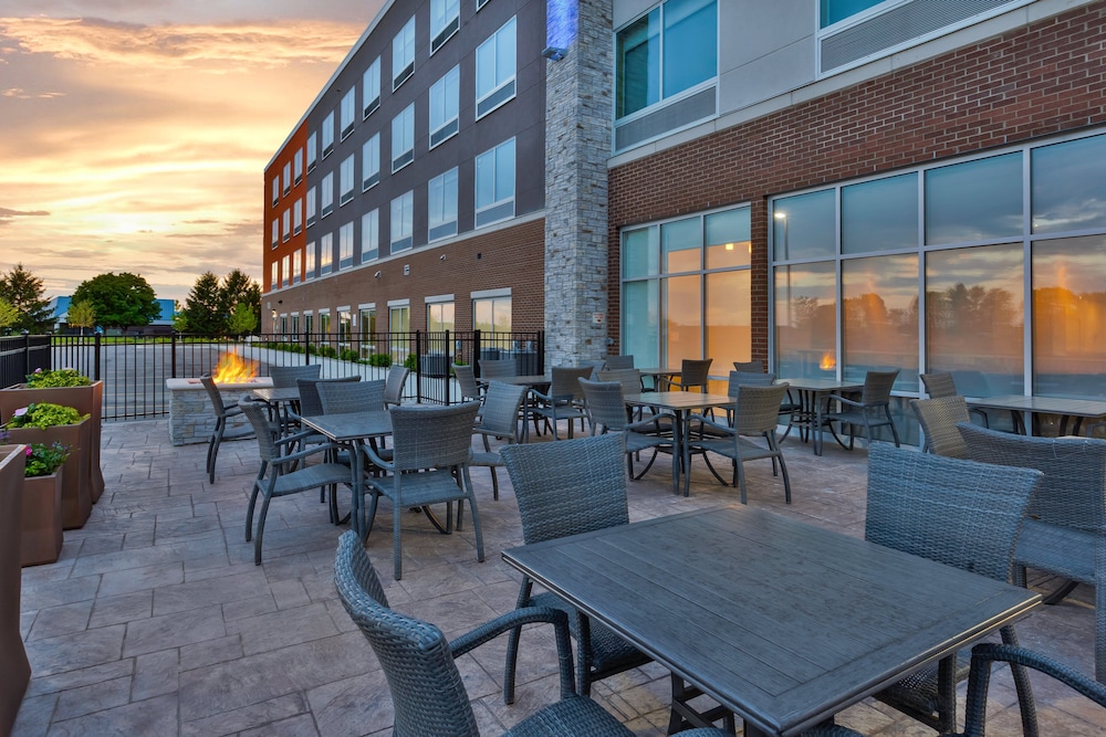 Holiday Inn Express Suites Grand Rapids Airport South 31/39