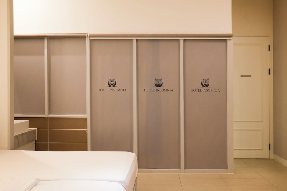 جناح بسريرين كوين، Hotel Insomnia 10/10