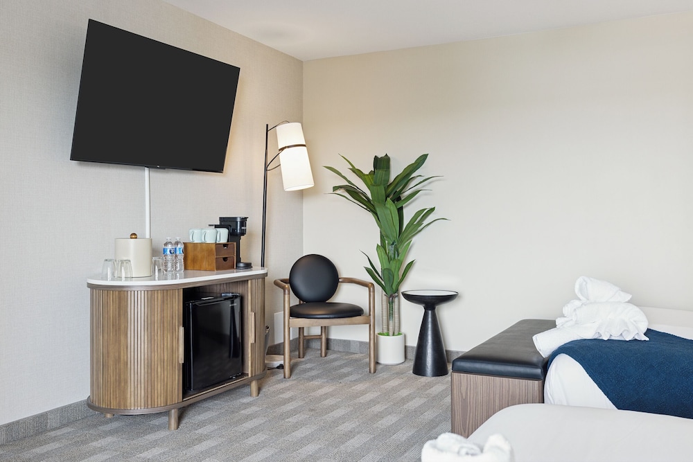 456 Embarcadero Inn Suites 65/77
