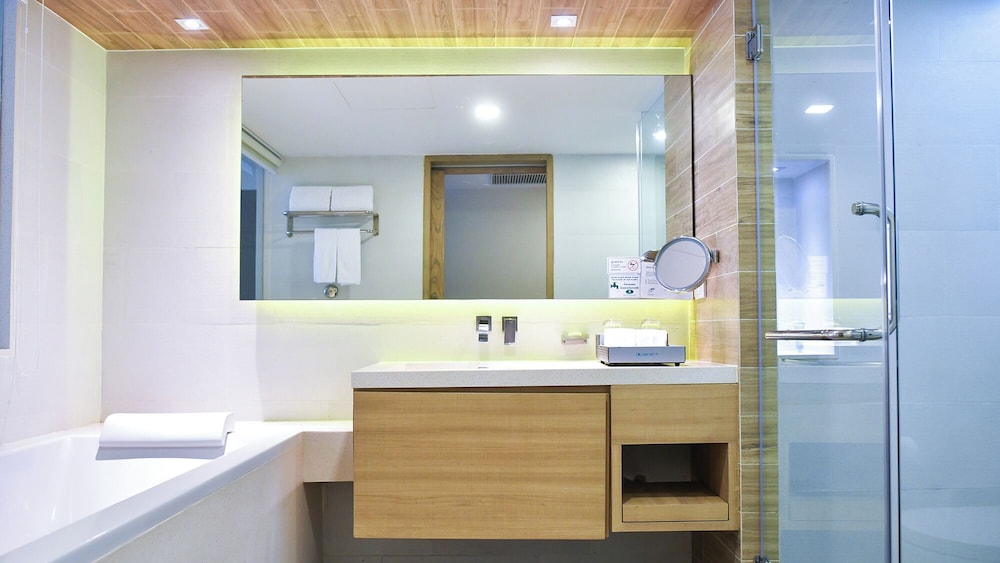 Phuket Graceland Resort & Spa 68/70