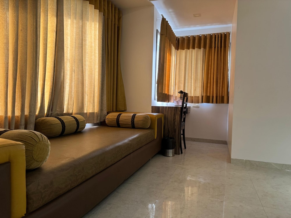 OYO Rooms Thaltej SG Highway 32/51