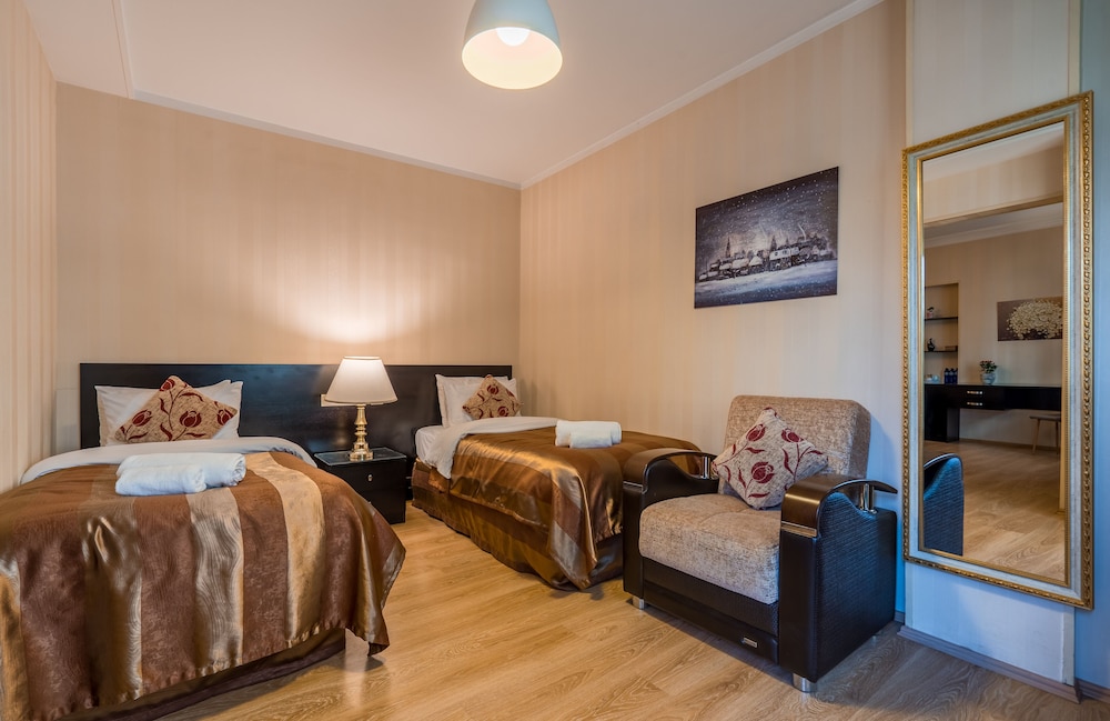1 BEDROOM, SUITE