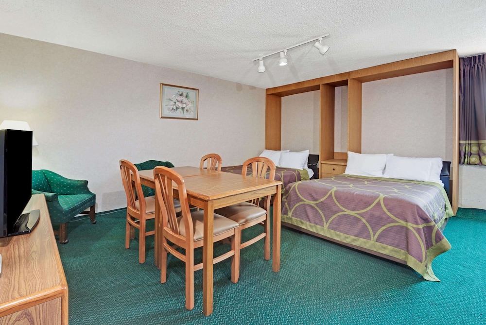 Super 8 Kenmore Buffalo Niagara Falls Area 12/18