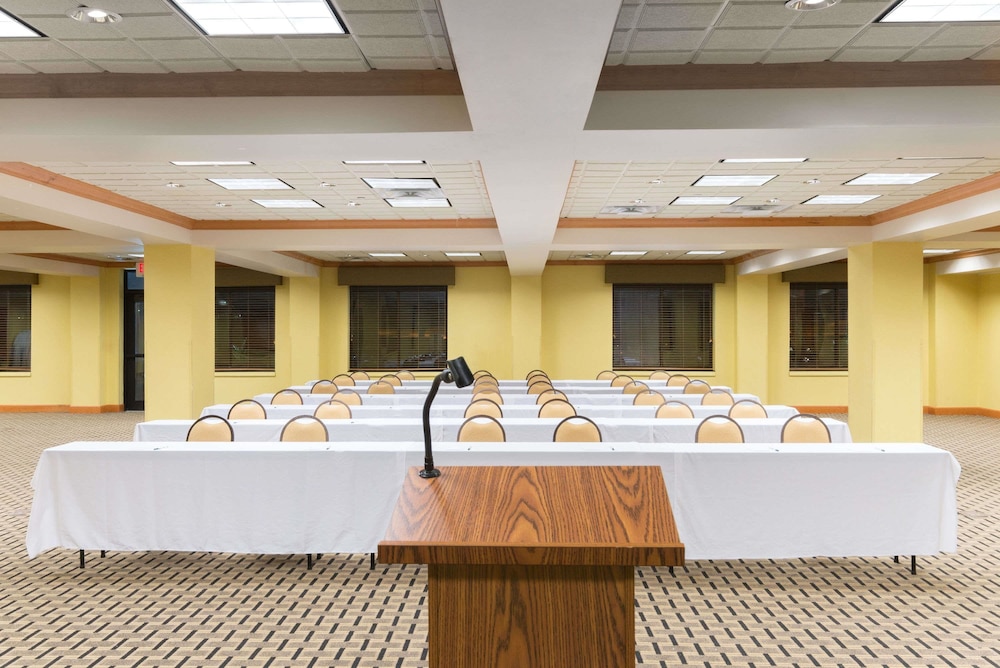 Wingate By Wyndham Dayton - Fairborn 12/15