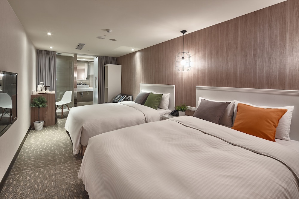 DELUXE, 2 DOUBLE BEDS, NO WINDOW
