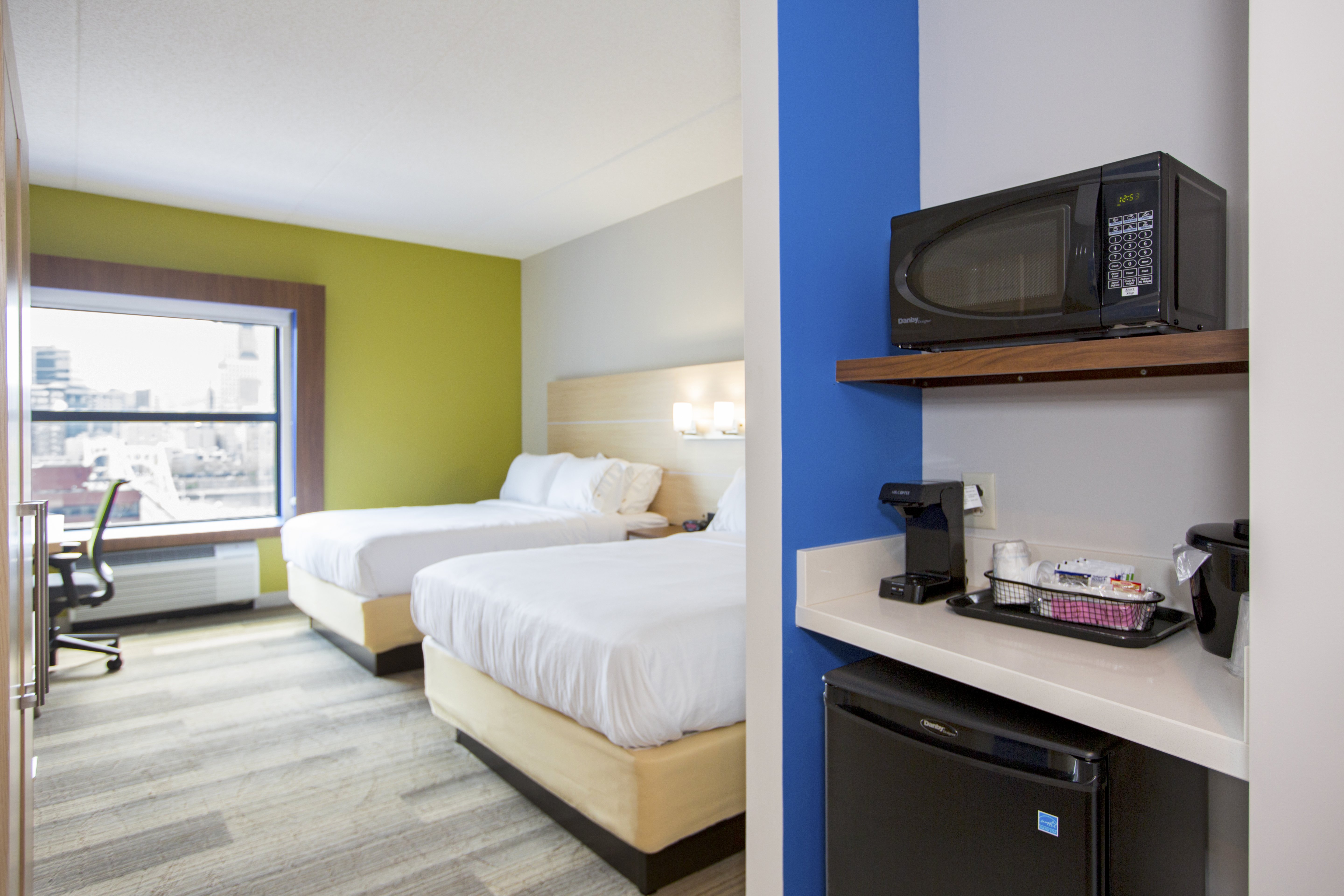 Holiday Inn Express Suites Pittsburgh North Shore 33/60