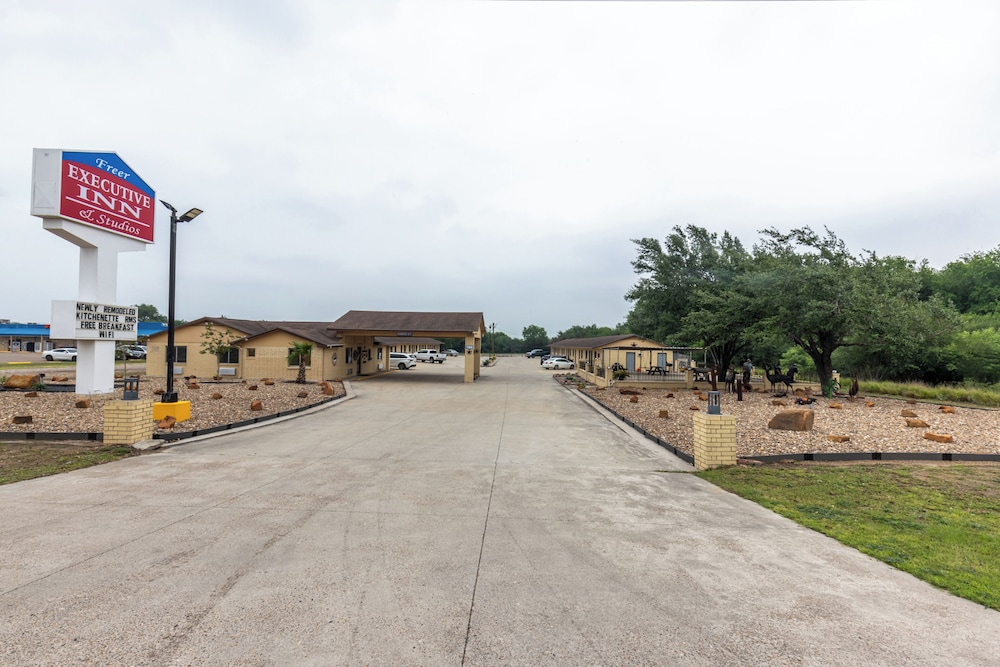 Freer Executive Inn and Studios by OYO 30/44