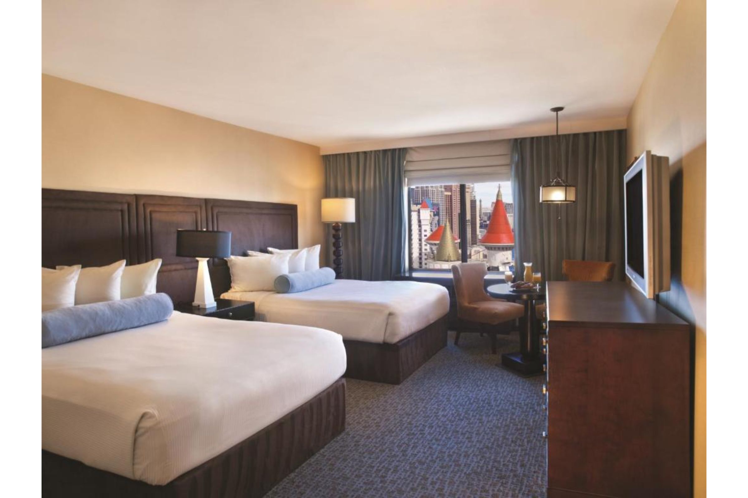 غرفة بسريرين كوين، Excalibur Hotel and Casino 2/7