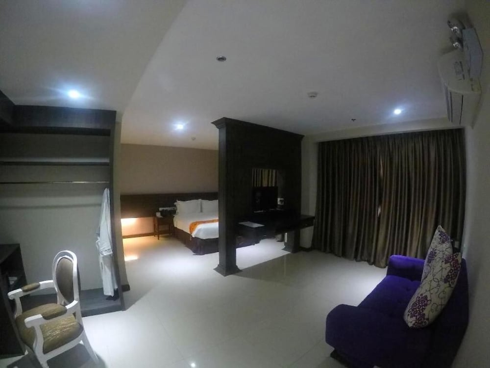 Panorama Summit Hotel 25/50
