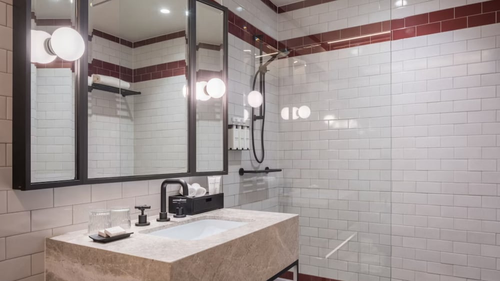 غرفة بريميوم بسرير كينج بمنطقة جلوس، Kimpton Margot Sydney an IHG Hotel 3/4