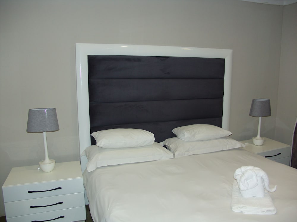 African Moon Corporate House 16/48