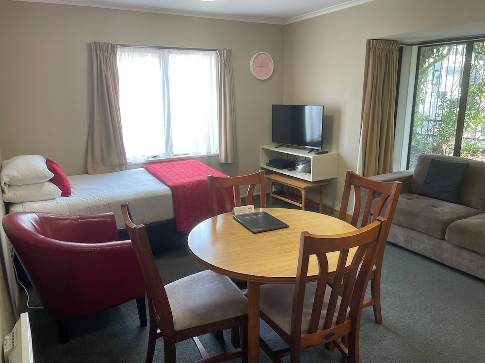 Allan Court Motel 42/66