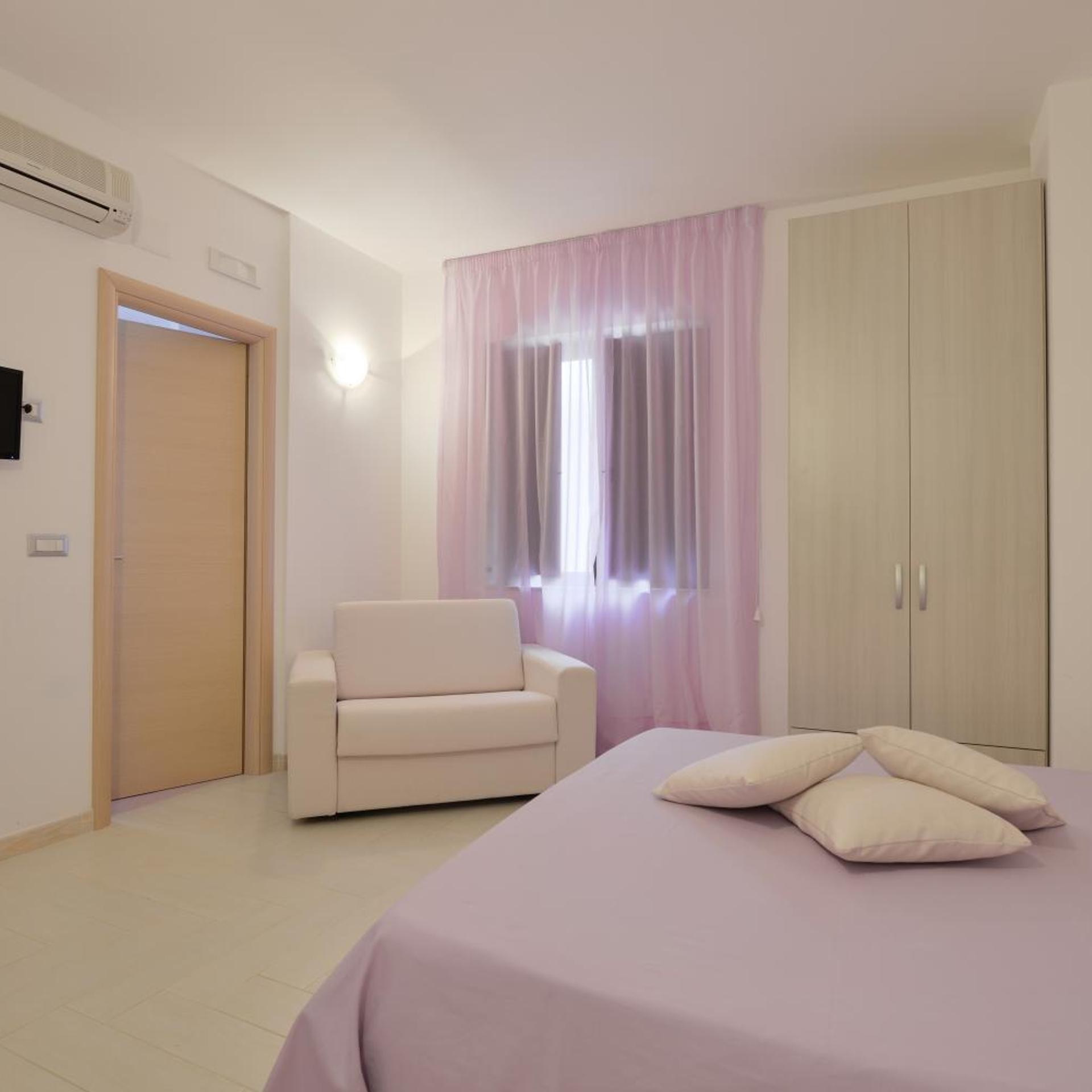 غرفة ثلاثية، Hotel La Marina 2/5