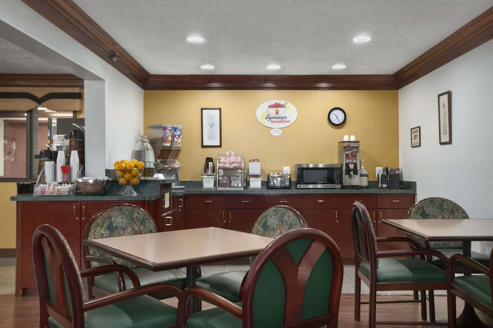 Super 8 By Wyndham Canton/Livonia Area 18/20