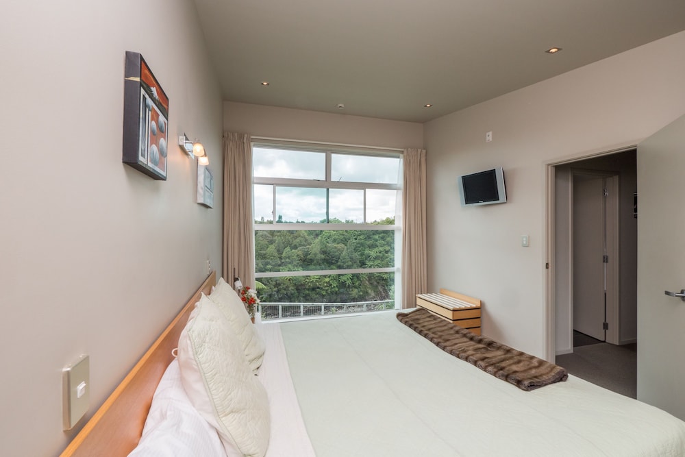2 BEDROOMS, SUITE, KITCHEN