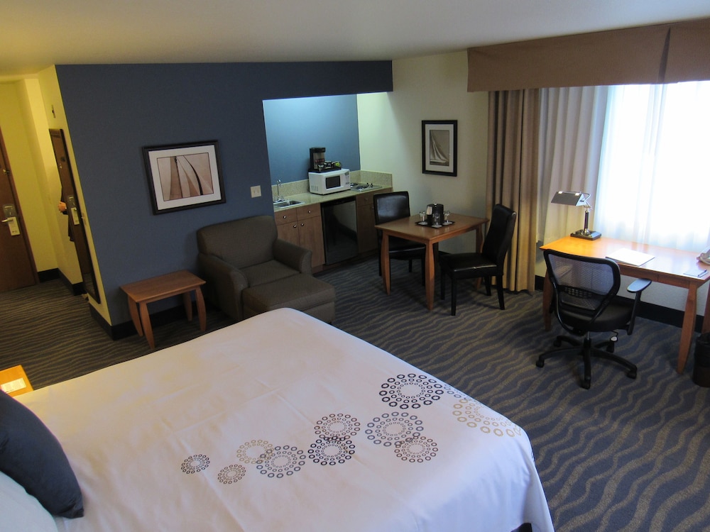 Best Western Plus Edmonds Harbor Inn 17/40