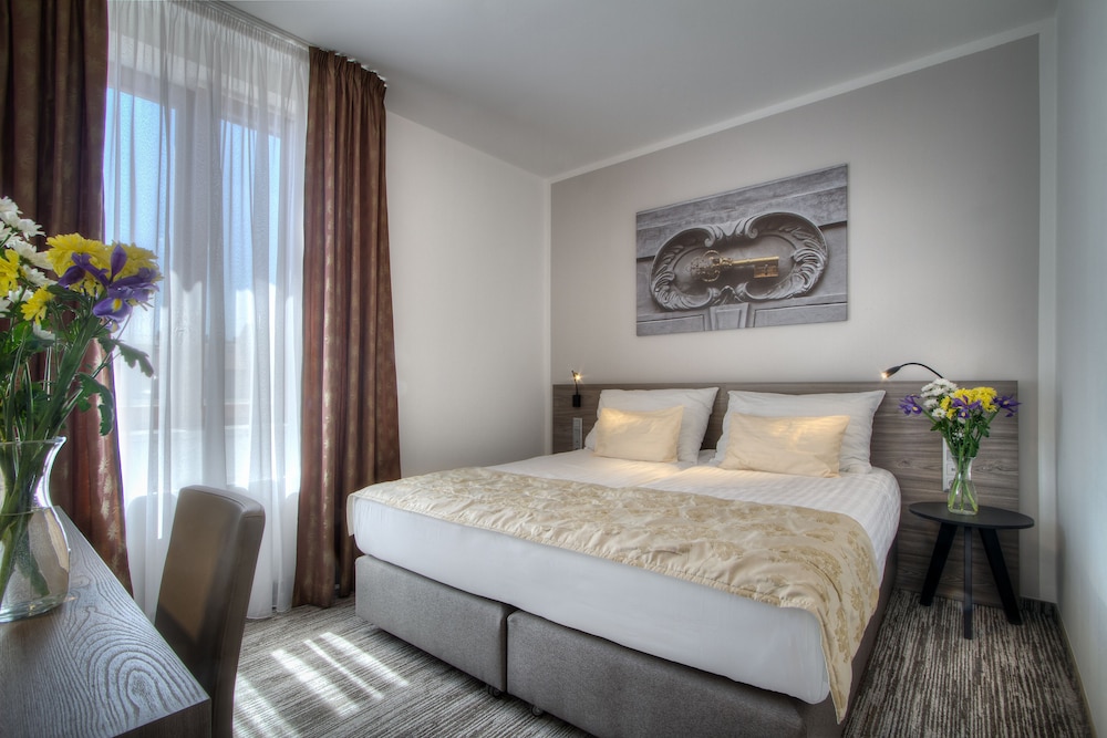 ROOM, SINGLE, DOUBLE BED