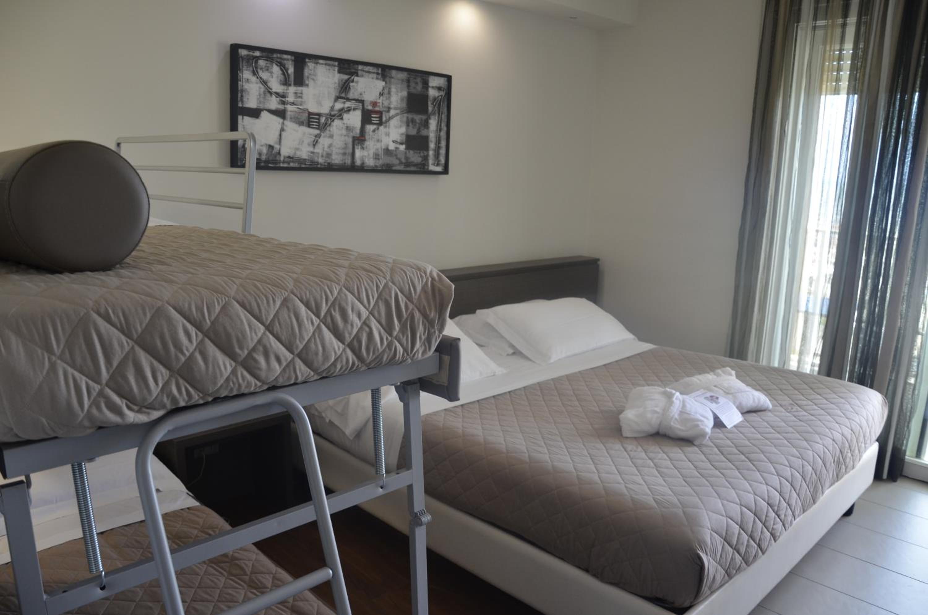 Classic, Quadruple, Lateral Side Sea View, Balcony, Pool Access، Yes Hotel Touring & Spa 2/8