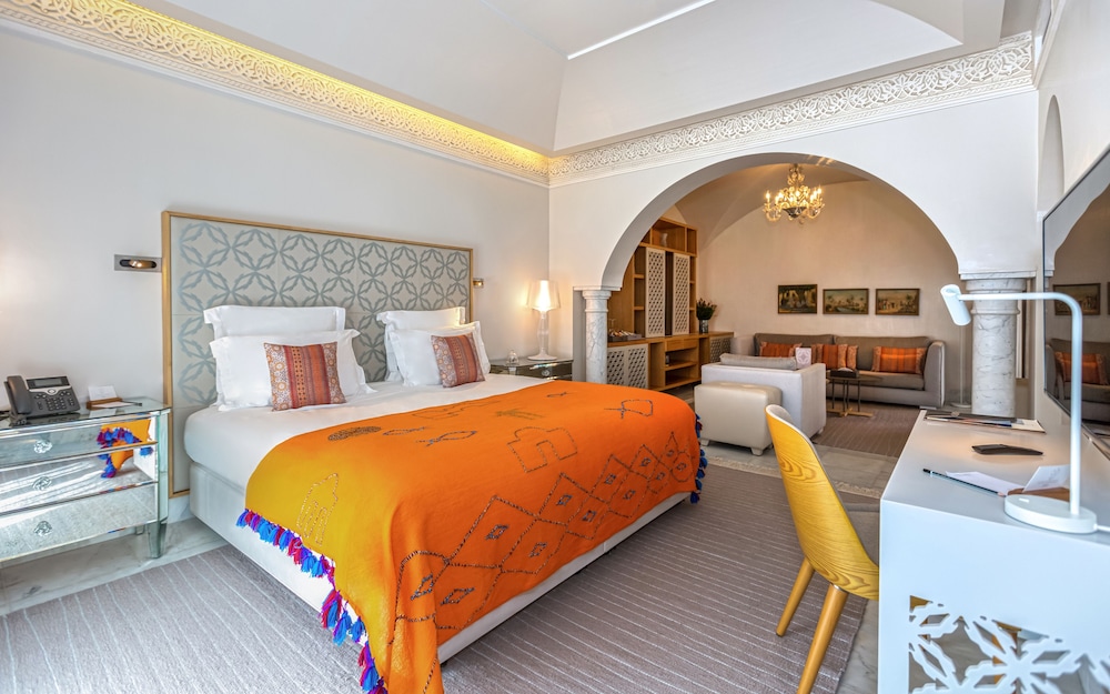 JUNIOR SUITE, KING BED