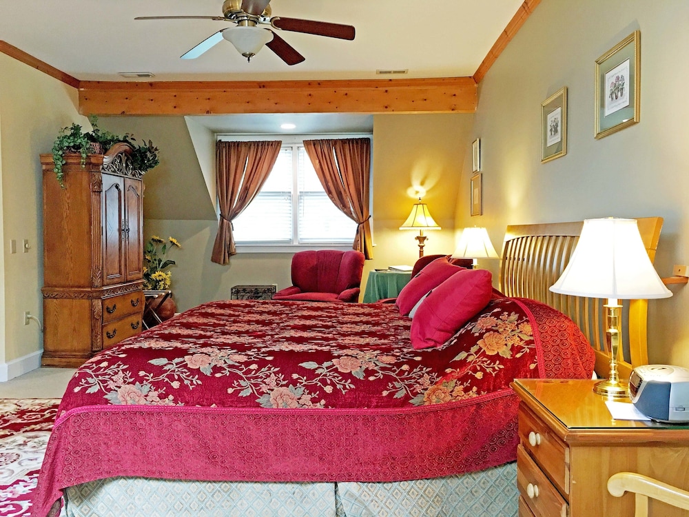 Highland Lake Inn & Resort 30/77