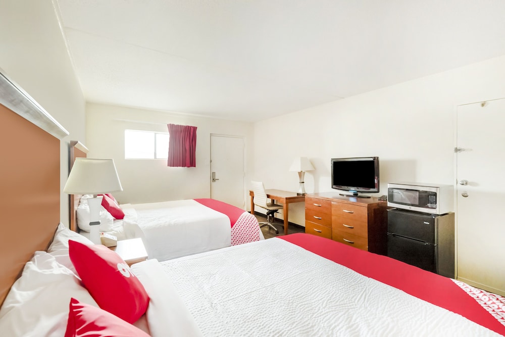 Oyo Hotel San Antonio Lackland AFB/Seaworld Hwy 90 W 12/52
