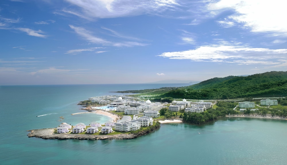 The Signature Level at Grand Palladium Lady Hamilton Resort & Spa 44/48