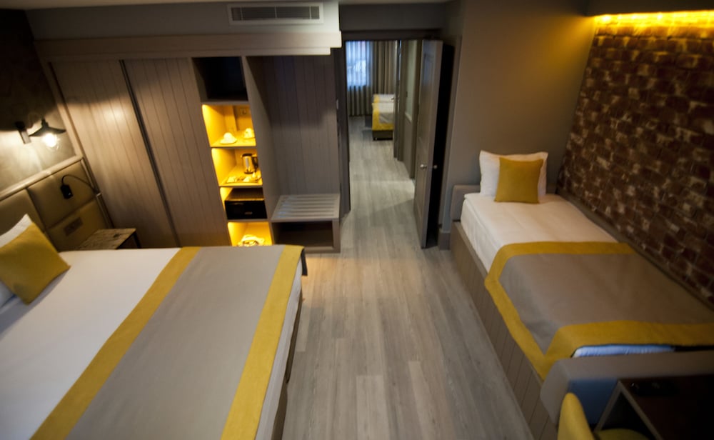 Hotel Seraglio 11/70